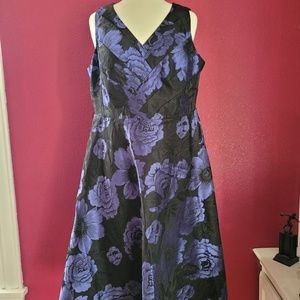 Black and blue elegant floral sleeveless dress with wonderful pleats. Size 16w.